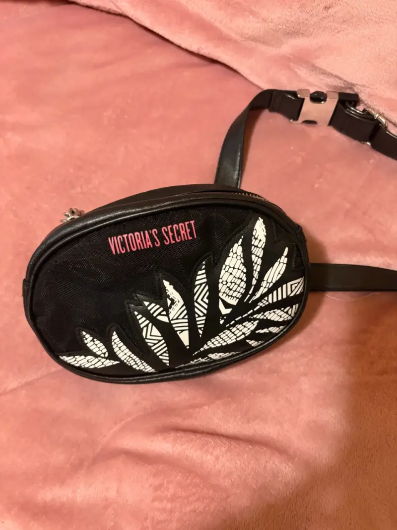 Riñonera negra Victoria's Secret con diseño floral - 2