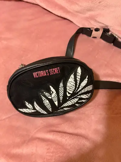 Riñonera negra Victoria's Secret con diseño floral - miniatura 2