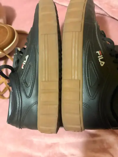 Zapatillas negras Fila con suela de goma - miniatura 1