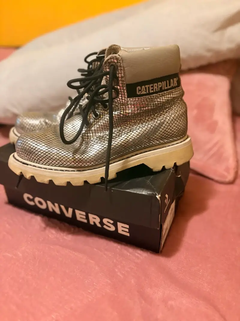Botas Caterpillar plateadas con diseño escamado - 2