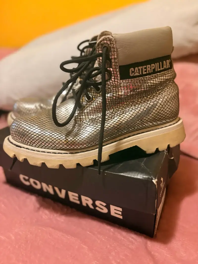 Botas Caterpillar plateadas con diseño escamado - 3
