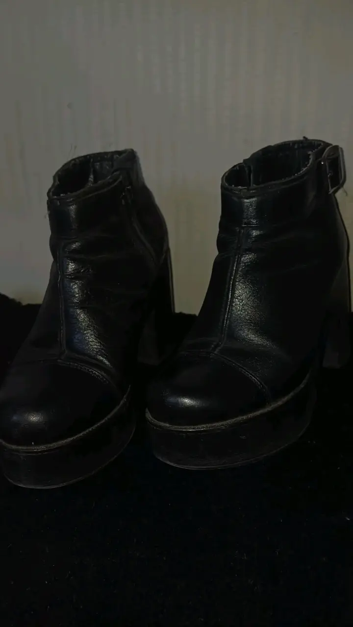 Botines de cuero negro con tacón alto - 1