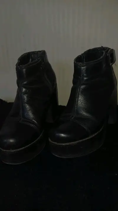 Botines de cuero negro con tacón alto - miniatura 1