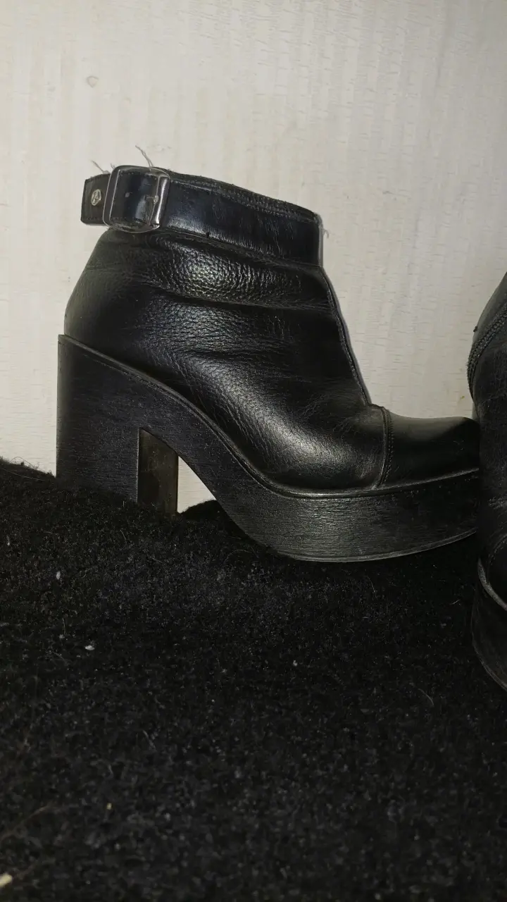 Botines de cuero negro con tacón alto - 2