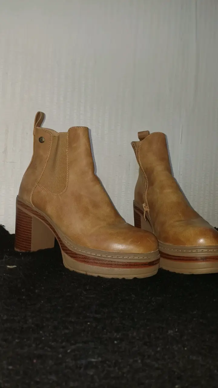 Botines de cuero marrón con tacón alto - 1