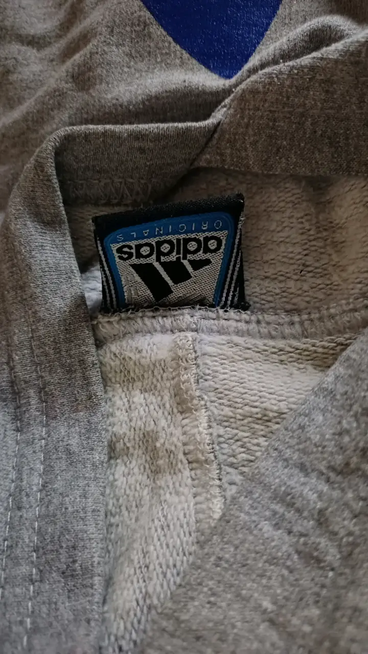 Polerón Adidas gris con logo azul - 2