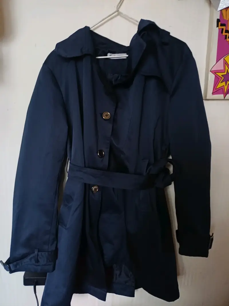 Abrigo azul oscuro con cinturón para mujer - 1