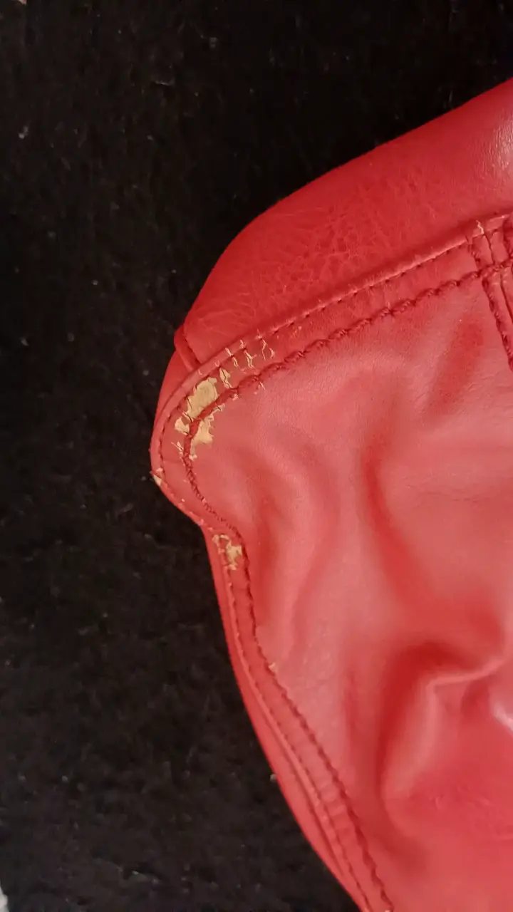 Bolso de cuero rojo con múltiples compartimentos - 2
