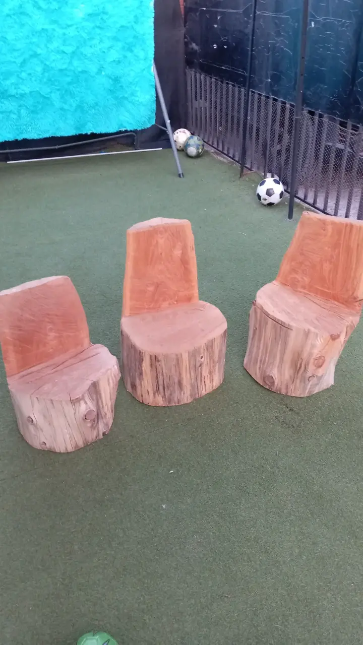 Sillas rústicas de tronco de madera