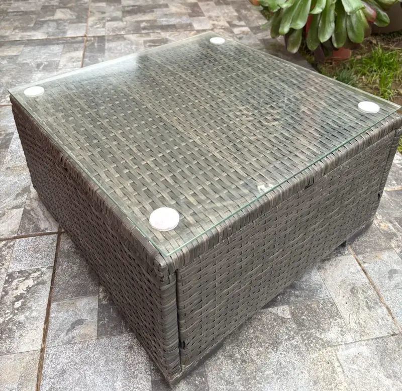 Mesa de centro de ratán con vidrio