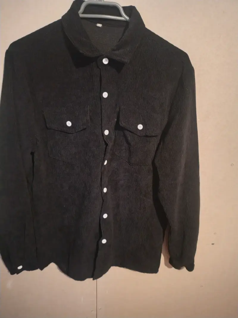 Camisa negra de pana con botones blancos - 1