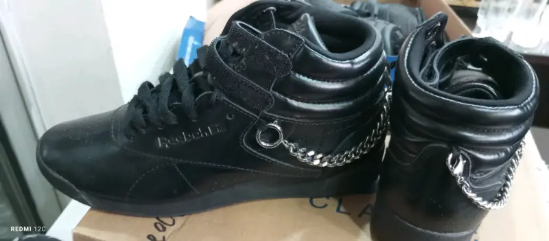 Zapatillas negras Reebok con cadena decorativa - 1
