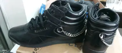 Zapatillas negras Reebok con cadena decorativa - miniatura 1