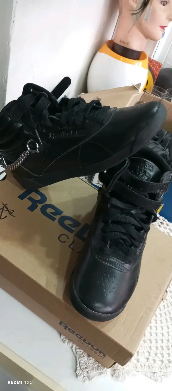 Zapatillas negras Reebok con cadena decorativa - 2