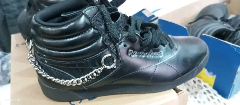 Zapatillas negras Reebok con cadena decorativa - 4