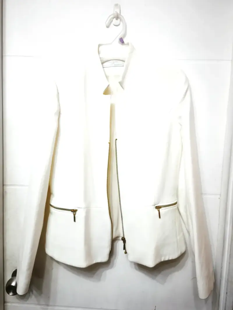 Chaqueta blanca Zara con cierre y bolsillos