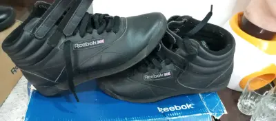 Zapatillas deportivas negras Reebok de cuero - miniatura 1