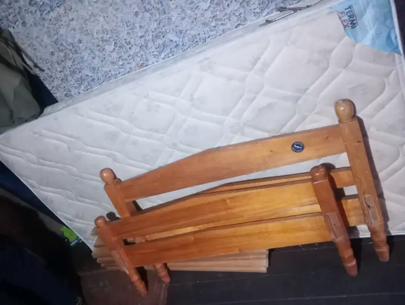 Cama individual de madera con colchón - 1