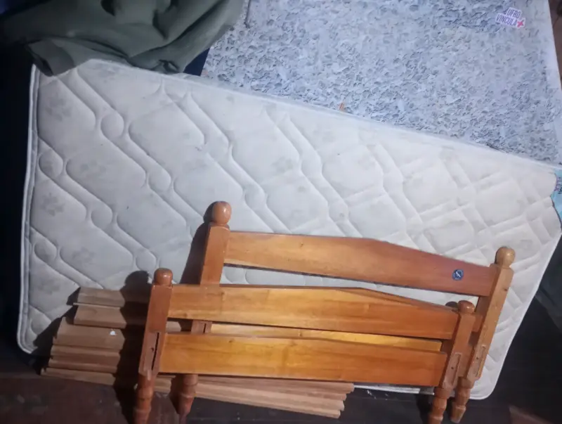 Cama individual de madera con colchón - 2