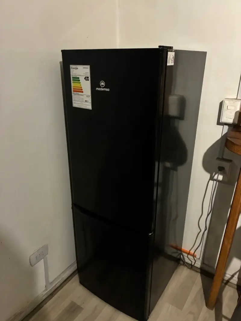 Refrigerador Mademsa negro. - 1