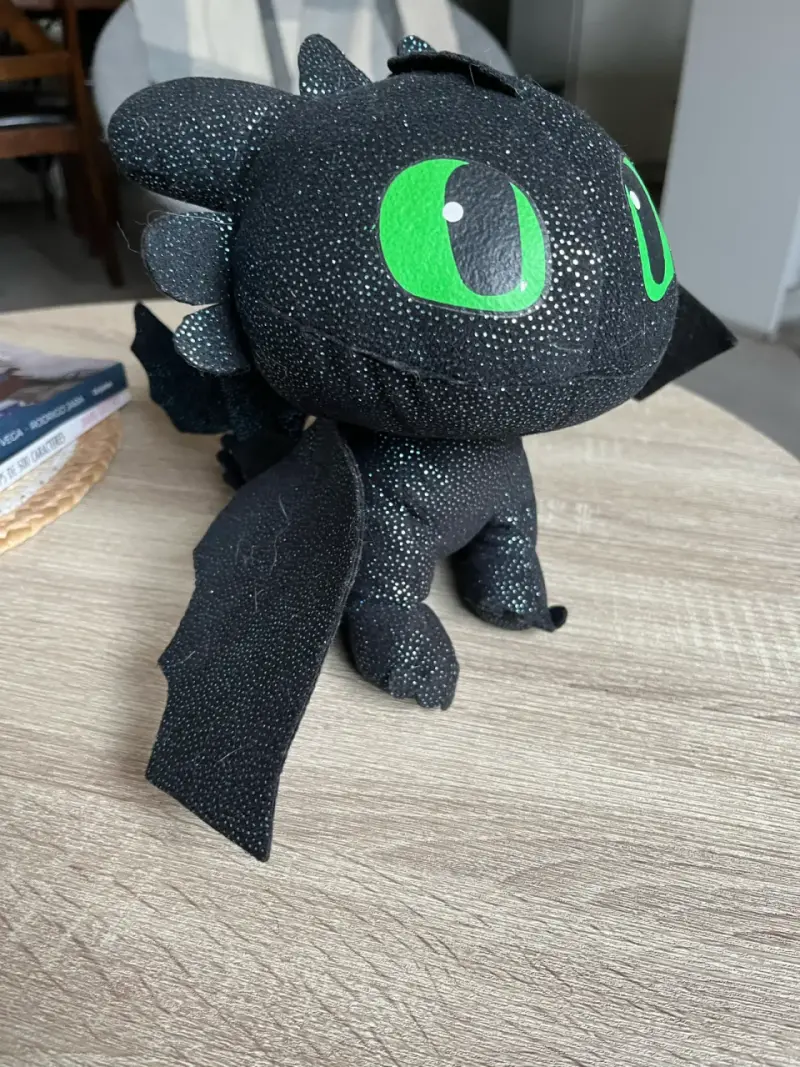 Peluche de chimuelo con ojos verdes - 1