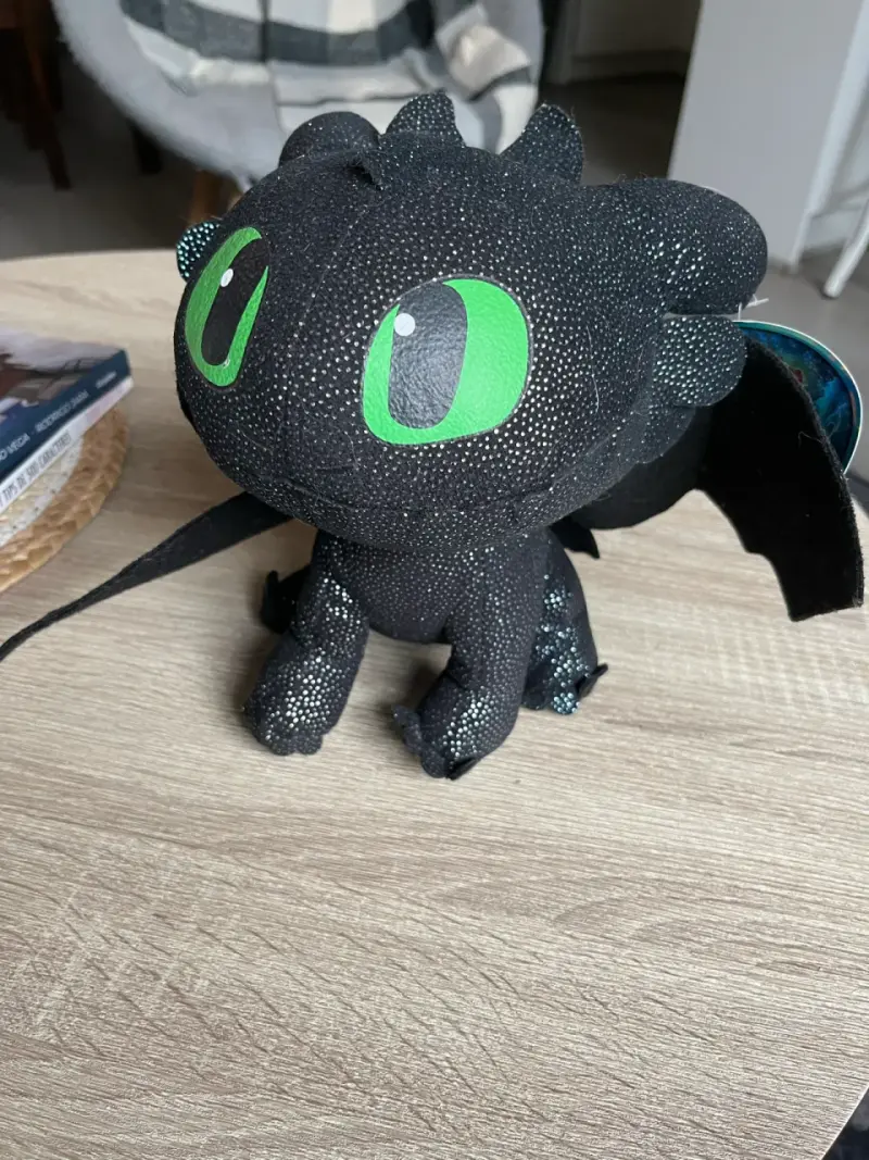 Peluche de chimuelo con ojos verdes - 4
