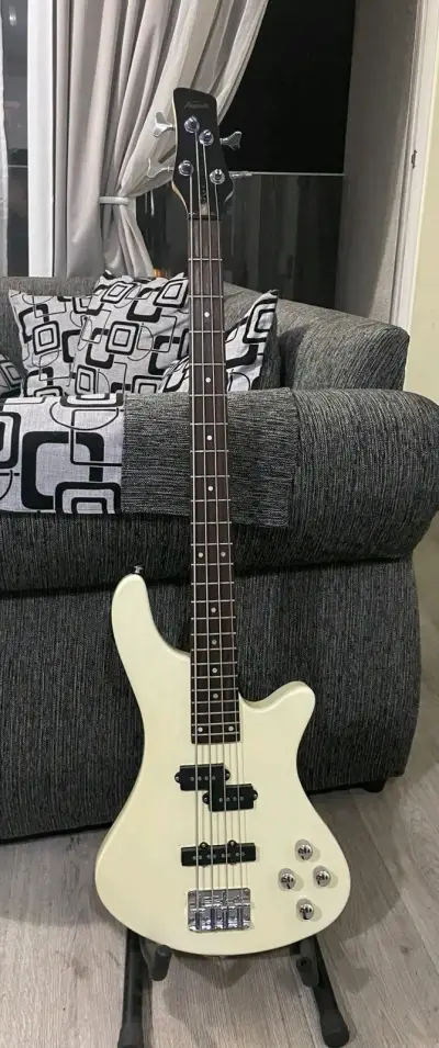 Bajo eléctrico blanco marca Kapok 4 cuerd cn funda - miniatura 1
