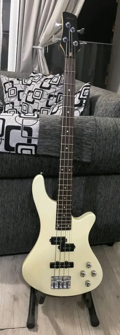 Bajo eléctrico blanco marca Kapok 4 cuerd cn funda - miniatura 2