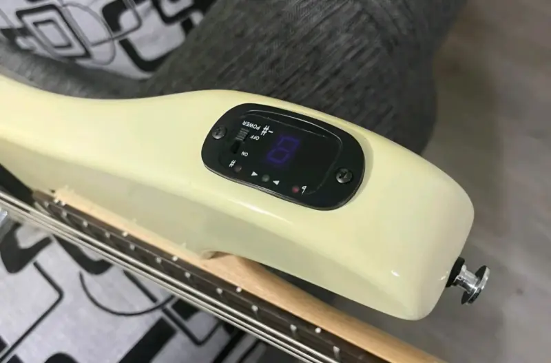 Bajo eléctrico blanco marca Kapok 4 cuerd cn funda - 4