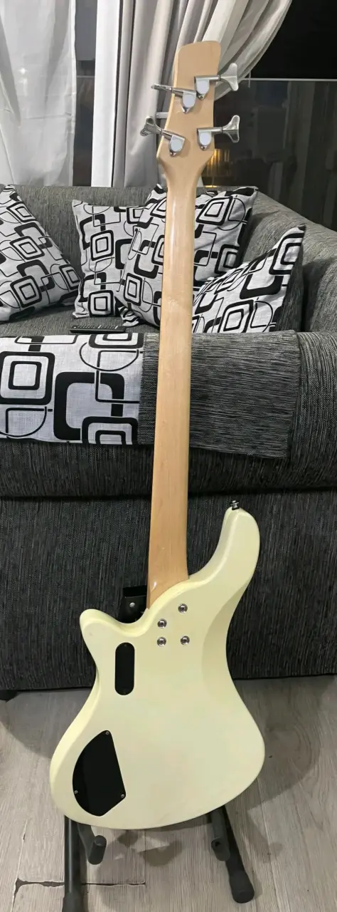 Bajo eléctrico blanco marca Kapok 4 cuerd cn funda - 5