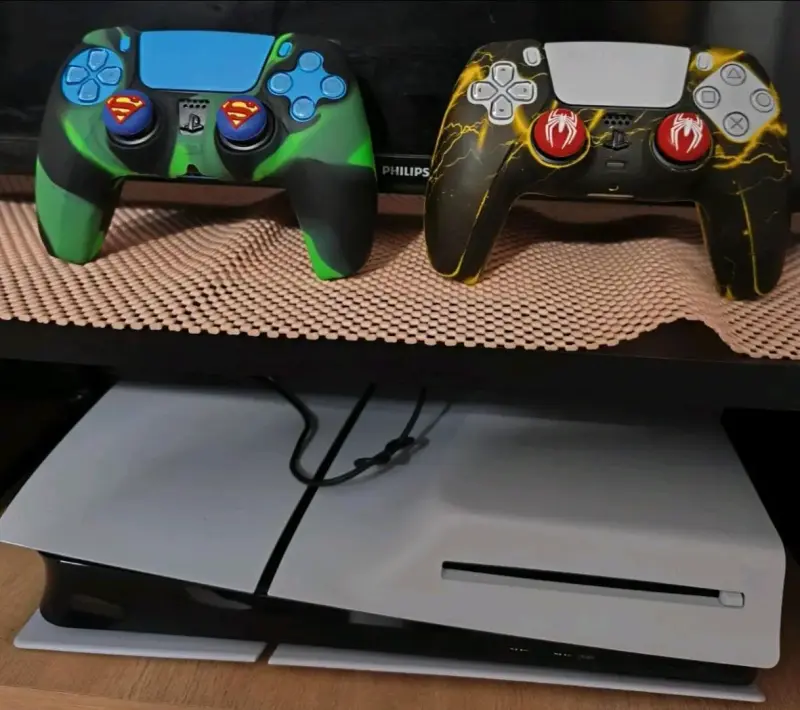 Consola PS5 con dos controles personalizados