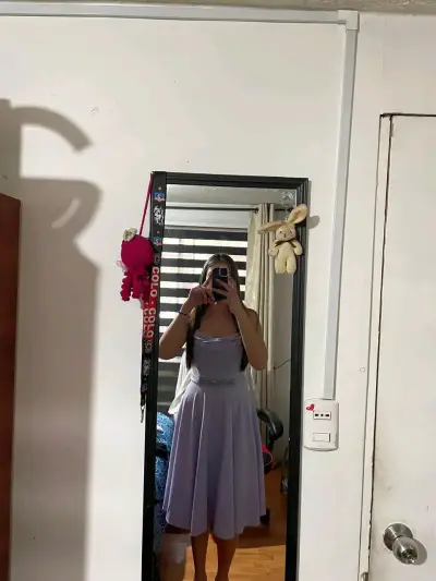 Vestido lila con detalle de pedrería - miniatura 3