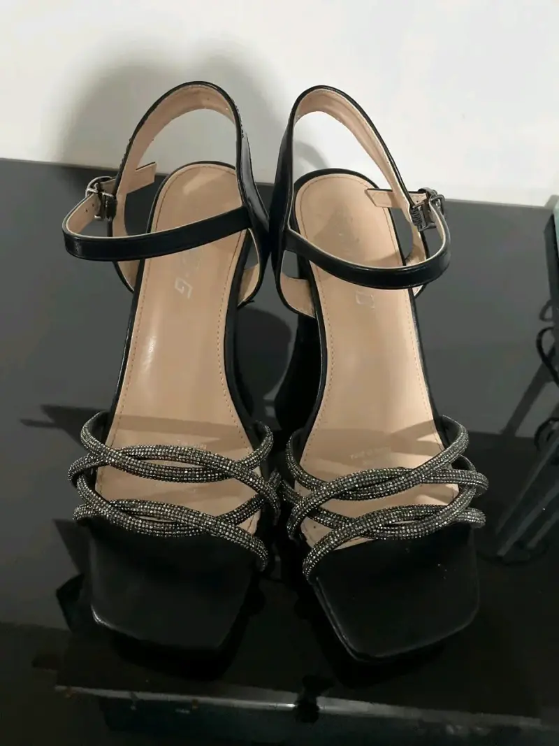 Sandalias de tacón alto negras con tiras brillantes - 1