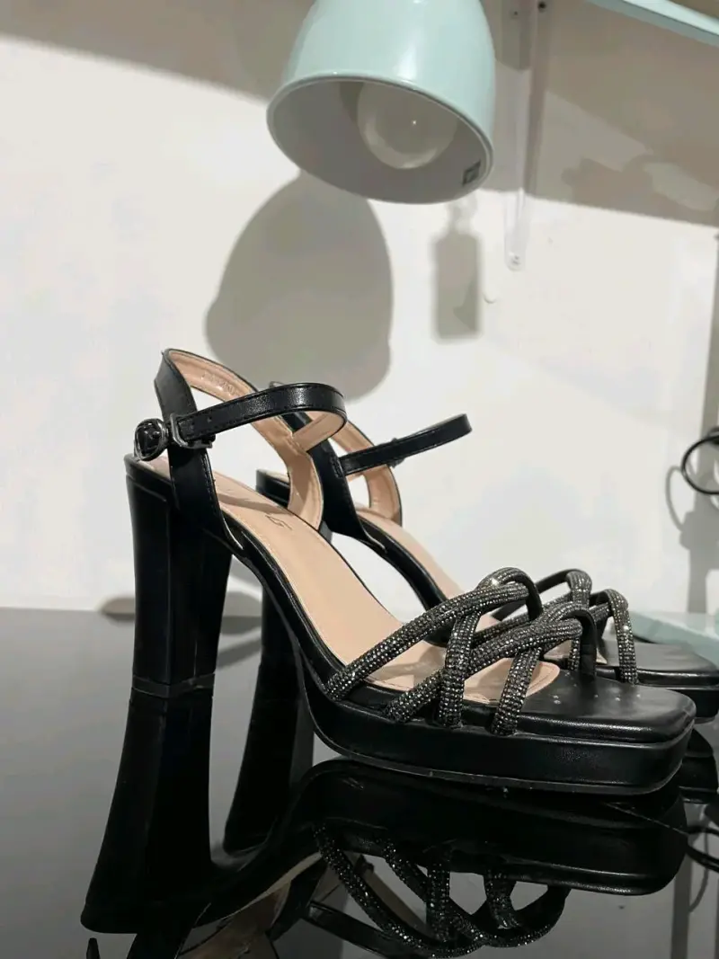 Sandalias de tacón alto negras con tiras brillantes - 3