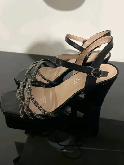 Sandalias de tacón alto negras con tiras brillantes - miniatura 4