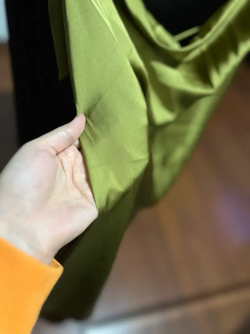 Vestido verde satinado con tirantes - 2