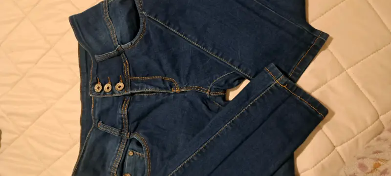 Jeans de Mujer Azul con Botones Decorativos - 1