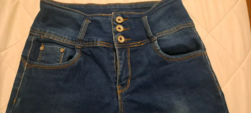 Jeans de Mujer Azul con Botones Decorativos - 2