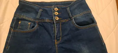 Jeans de Mujer Azul con Botones Decorativos - miniatura 2