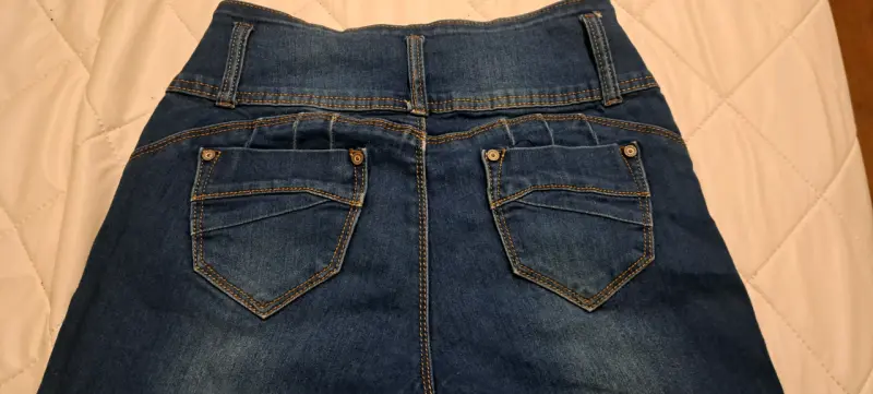 Jeans de Mujer Azul con Botones Decorativos - 3