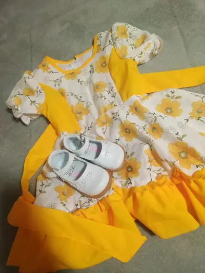Vestido de huasa para niña con flores amarillas - miniatura 1