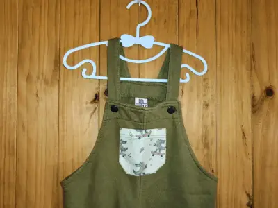 Jardinera verde para niño con bolsillo estampado - miniatura 1
