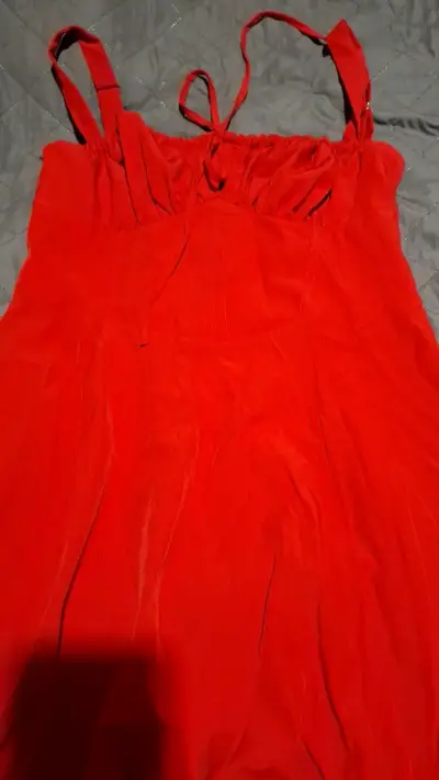 Vestido rojo con tirantes y diseño ajustable - miniatura 1