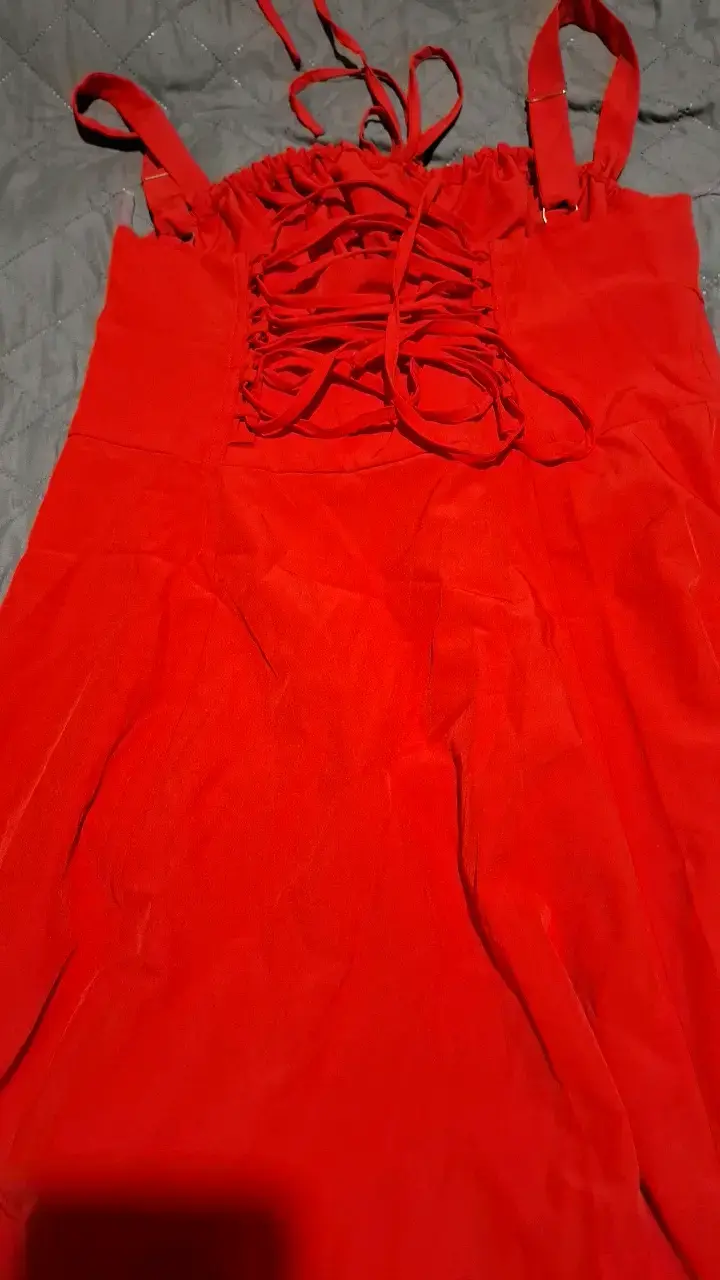 Vestido rojo con tirantes y diseño ajustable - 2