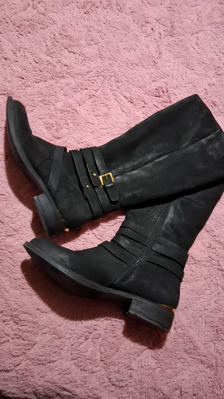 Botas negras de cuero con hebilla