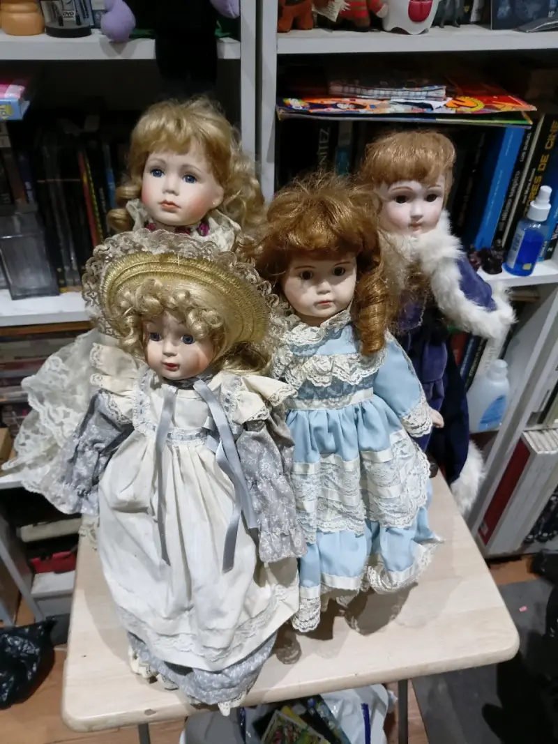 Muñecas de porcelana vintage con vestidos elegantes