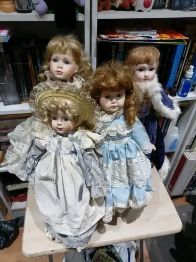 Muñecas de porcelana vintage con vestidos elegantes - miniatura 1
