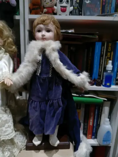 Muñecas de porcelana vintage con vestidos elegantes - miniatura 2