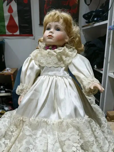 Muñecas de porcelana vintage con vestidos elegantes - miniatura 5