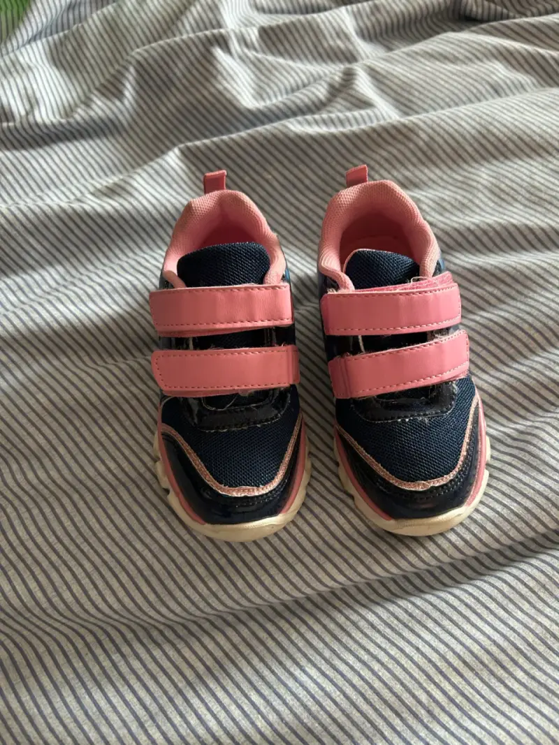 Zapatillas deportivas infantiles azul y rosado - 1